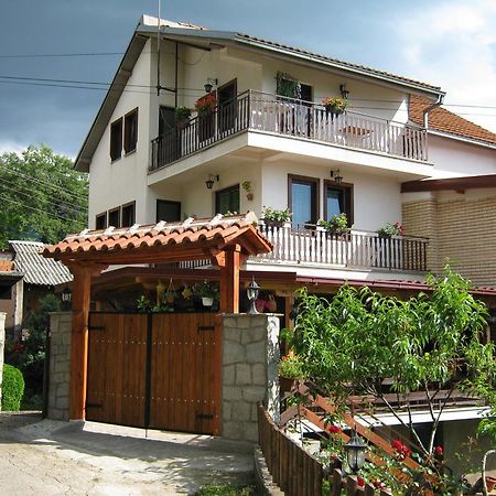 Risto'S Guest House Elshani Exterior photo