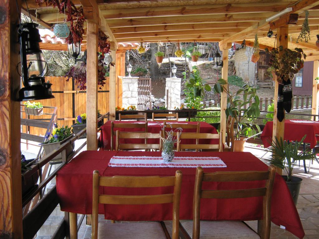 Risto'S Guest House Elshani Exterior photo