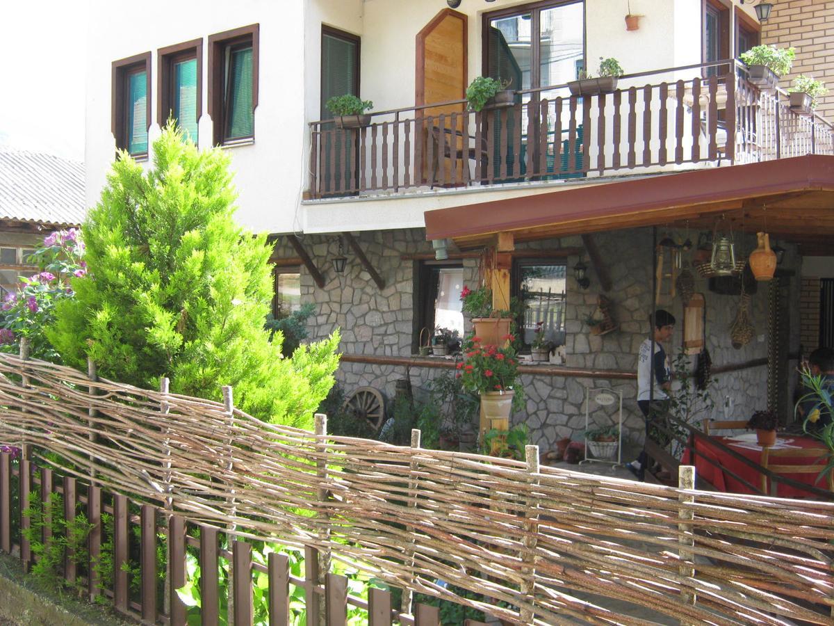 Risto'S Guest House Elshani Exterior photo