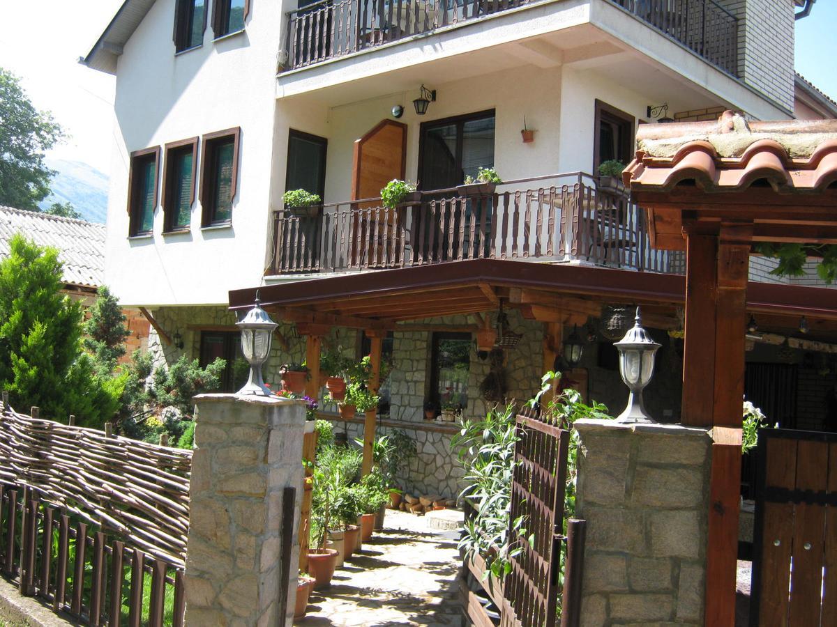 Risto'S Guest House Elshani Exterior photo
