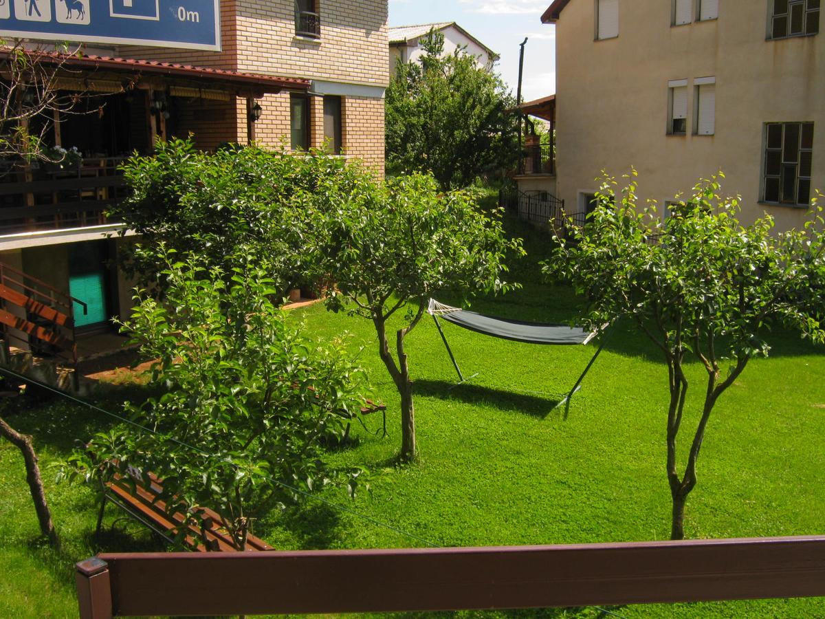Risto'S Guest House Elshani Exterior photo